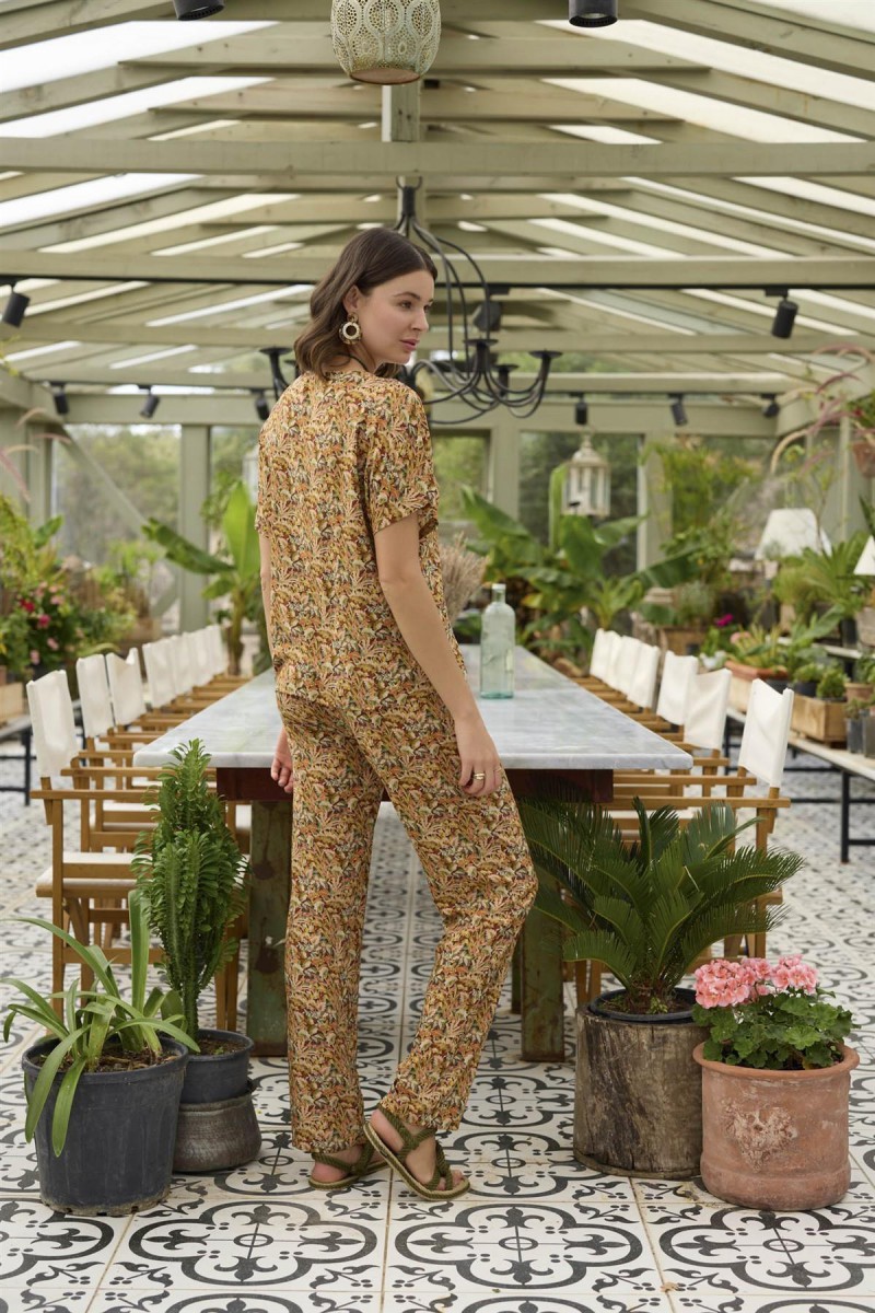Arias Closet Çiçek ve Yaprak Desenli Önü Düğmeli Alt Üst Takım Arias Closet Çiçek ve Yaprak Desenli Önü Düğmeli Alt Üst Takım