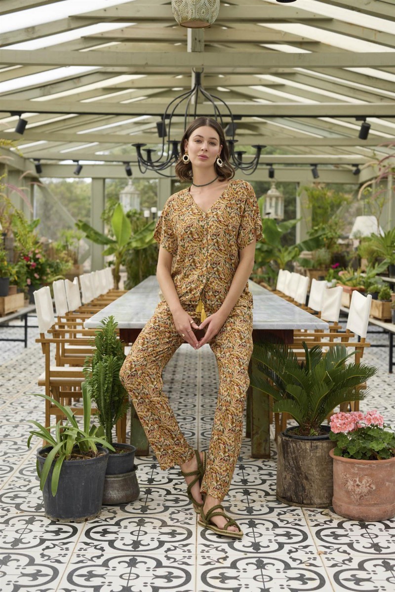 Arias Closet Çiçek ve Yaprak Desenli Önü Düğmeli Alt Üst Takım Arias Closet Çiçek ve Yaprak Desenli Önü Düğmeli Alt Üst Takım