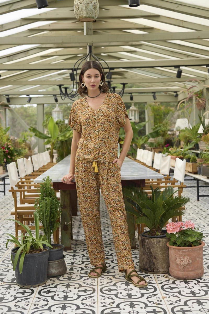 Arias Closet Çiçek ve Yaprak Desenli Önü Düğmeli Alt Üst Takım Arias Closet Çiçek ve Yaprak Desenli Önü Düğmeli Alt Üst Takım