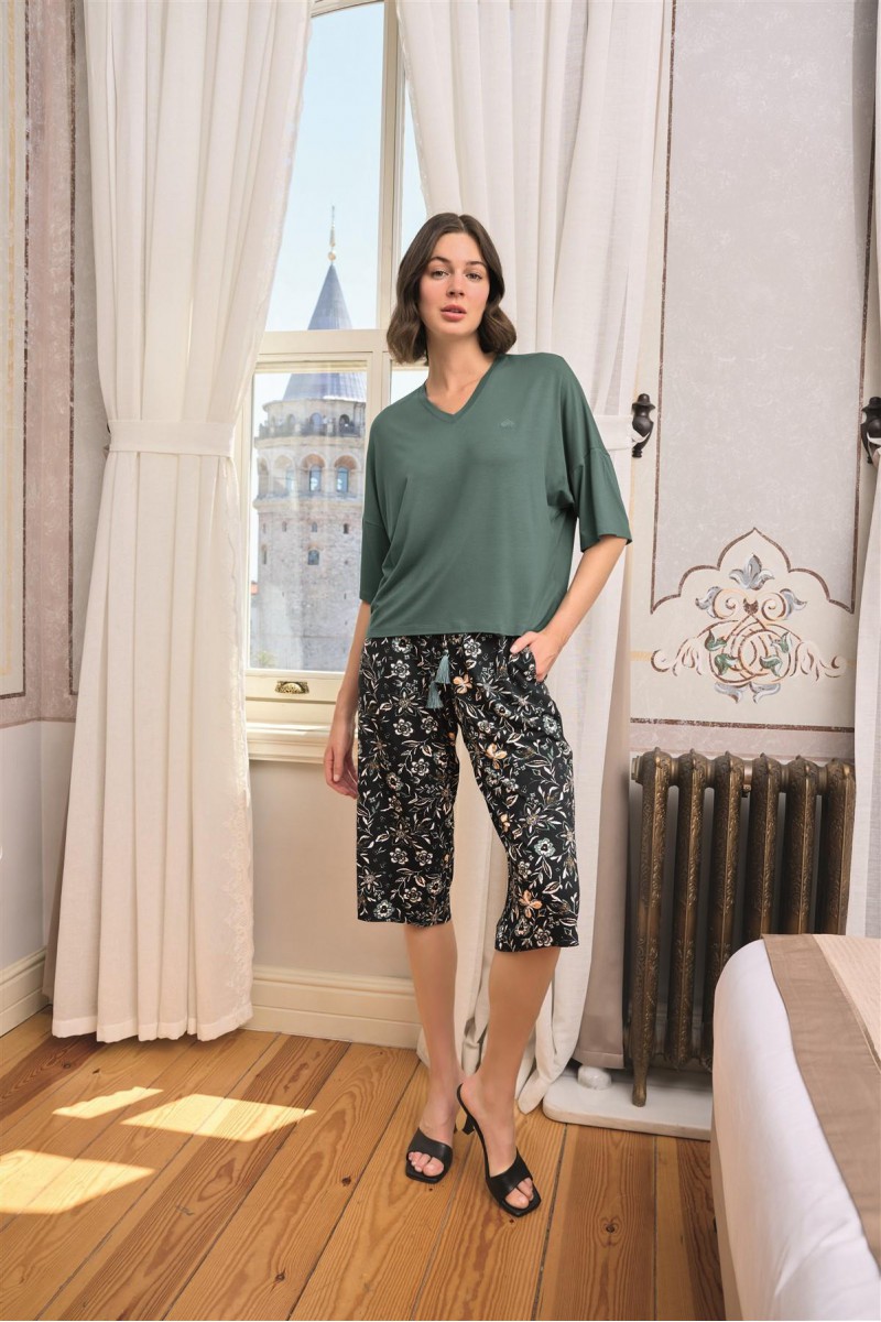 Arias Closet Çiçek ve Yaprak Desenli V Yaka Büyük Beden Kapri Takımı Arias Closet Çiçek ve Yaprak Desenli V Yaka Büyük Beden Kapri Takımı