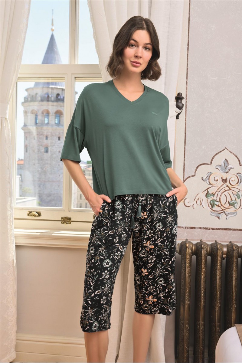 Arias Closet Çiçek ve Yaprak Desenli V Yaka Büyük Beden Kapri Takımı Arias Closet Çiçek ve Yaprak Desenli V Yaka Büyük Beden Kapri Takımı