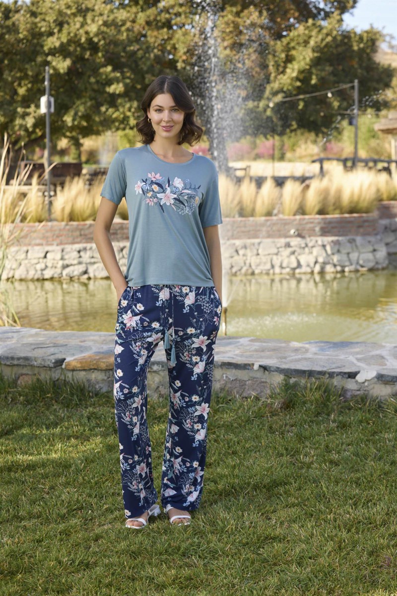 Arias Closet Çiçek ve Yaprak Desenli ve Baskılı Pijama Takımı Arias Closet Çiçek ve Yaprak Desenli ve Baskılı Pijama Takımı