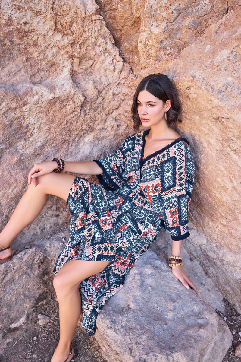 Arias Closet Etnik Desenli Kısa Kollu Yırtmaçlı Elbise Arias Closet Etnik Desenli Kısa Kollu Yırtmaçlı Elbise