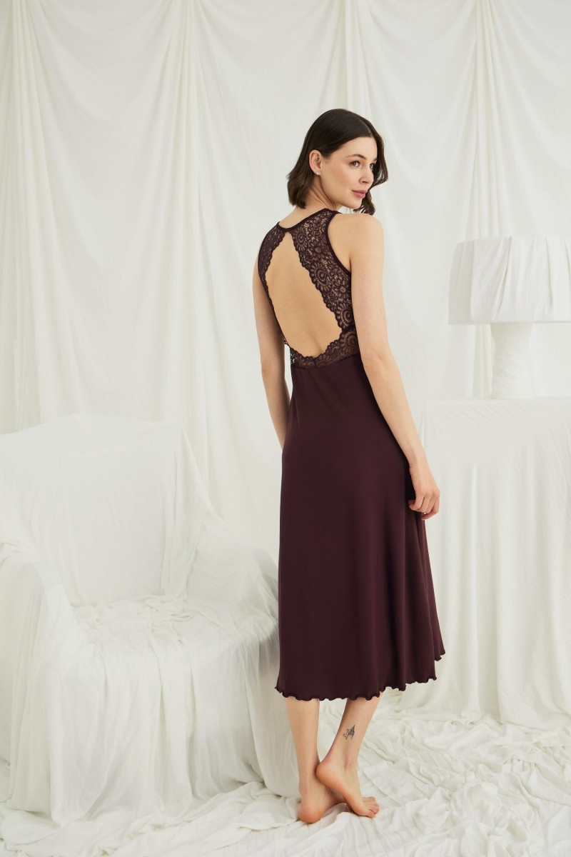 Arias Closet Göğüs ve Sırt Dekolteli Dantelli Yırtmaçlı Askılı Gecelik Arias Closet Göğüs ve Sırt Dekolteli Dantelli Yırtmaçlı Askılı Gecelik
