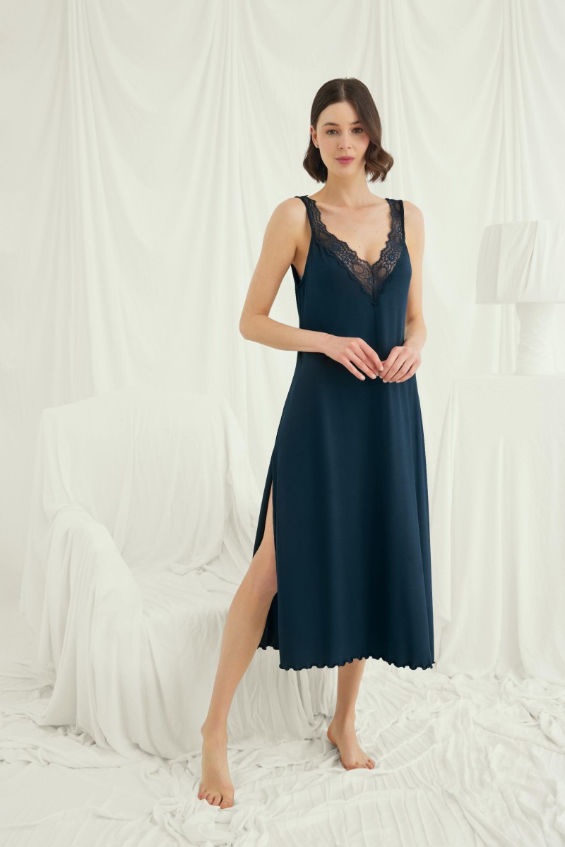 Arias Closet Göğüs ve Sırt Dekolteli Dantelli ve Yırtmaçlı Gecelik Arias Closet Göğüs ve Sırt Dekolteli Dantelli ve Yırtmaçlı Gecelik