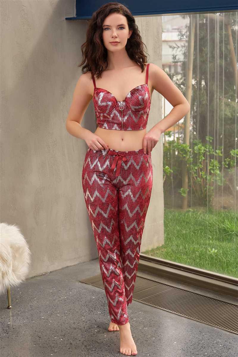 Arias Closet Kadife Balenli Destekli Dolgulu Parlak Baskılı Fermuar Detaylı Büstiyer ve Pantolon Pijama Takımı Arias Closet Kadife Balenli Destekli Dolgulu Parlak Baskılı Fermuar Detaylı Büstiyer ve Pantolon Pijama Takımı