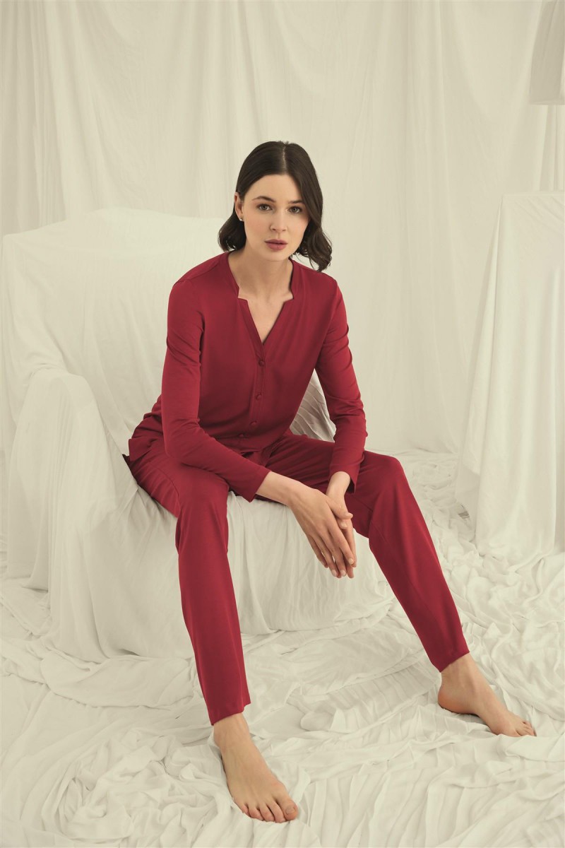 Arias Closet Uzun Kollu Boydan Düğmeli V Yaka Pijama Takımı Arias Closet Uzun Kollu Boydan Düğmeli V Yaka Pijama Takımı