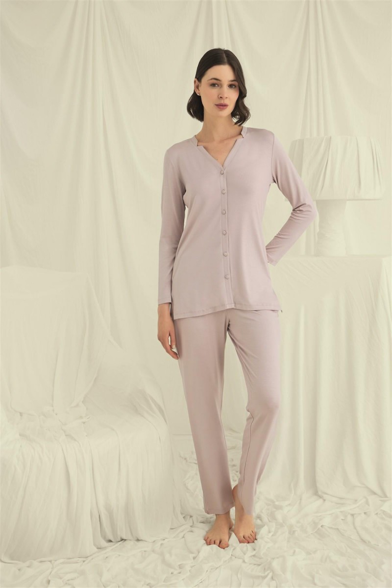 Arias Closet Uzun Kollu Boydan Düğmeli V Yaka Pijama Takımı Arias Closet Uzun Kollu Boydan Düğmeli V Yaka Pijama Takımı