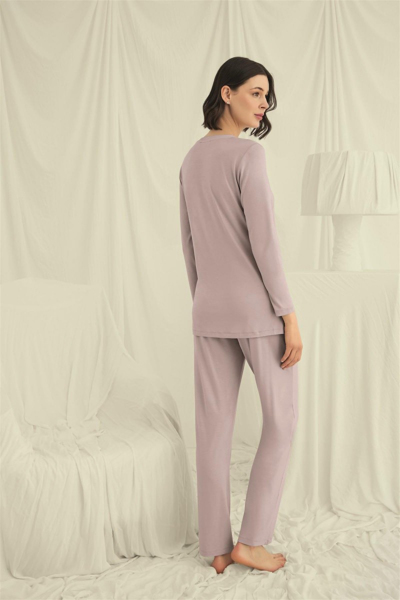 Arias Closet Uzun Kollu Boydan Düğmeli V Yaka Pijama Takımı Arias Closet Uzun Kollu Boydan Düğmeli V Yaka Pijama Takımı