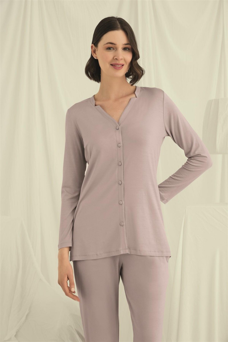 Arias Closet Uzun Kollu Boydan Düğmeli V Yaka Pijama Takımı Arias Closet Uzun Kollu Boydan Düğmeli V Yaka Pijama Takımı