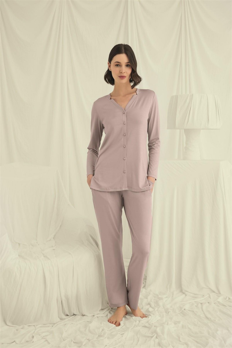 Arias Closet Uzun Kollu Boydan Düğmeli V Yaka Pijama Takımı Arias Closet Uzun Kollu Boydan Düğmeli V Yaka Pijama Takımı