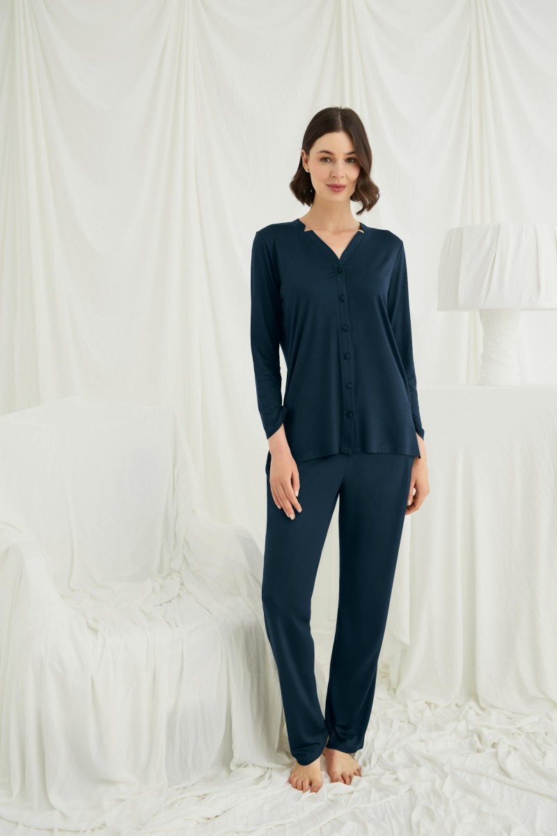 Arias Closet Uzun Kollu Boydan Düğmeli V Yaka Pijama Takımı Arias Closet Uzun Kollu Boydan Düğmeli V Yaka Pijama Takımı