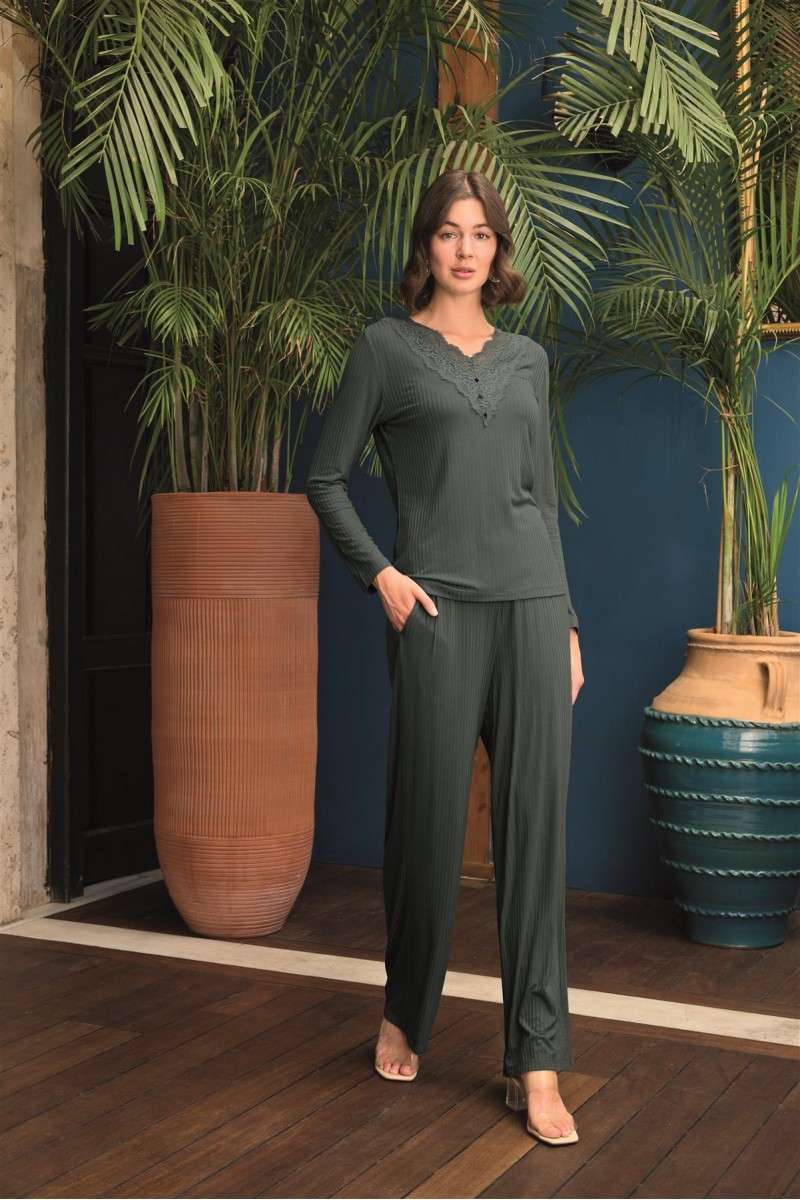 Arias Closet Uzun Kollu Önü Düğmeli V Yaka Pijama Takımı Arias Closet Uzun Kollu Önü Düğmeli V Yaka Pijama Takımı