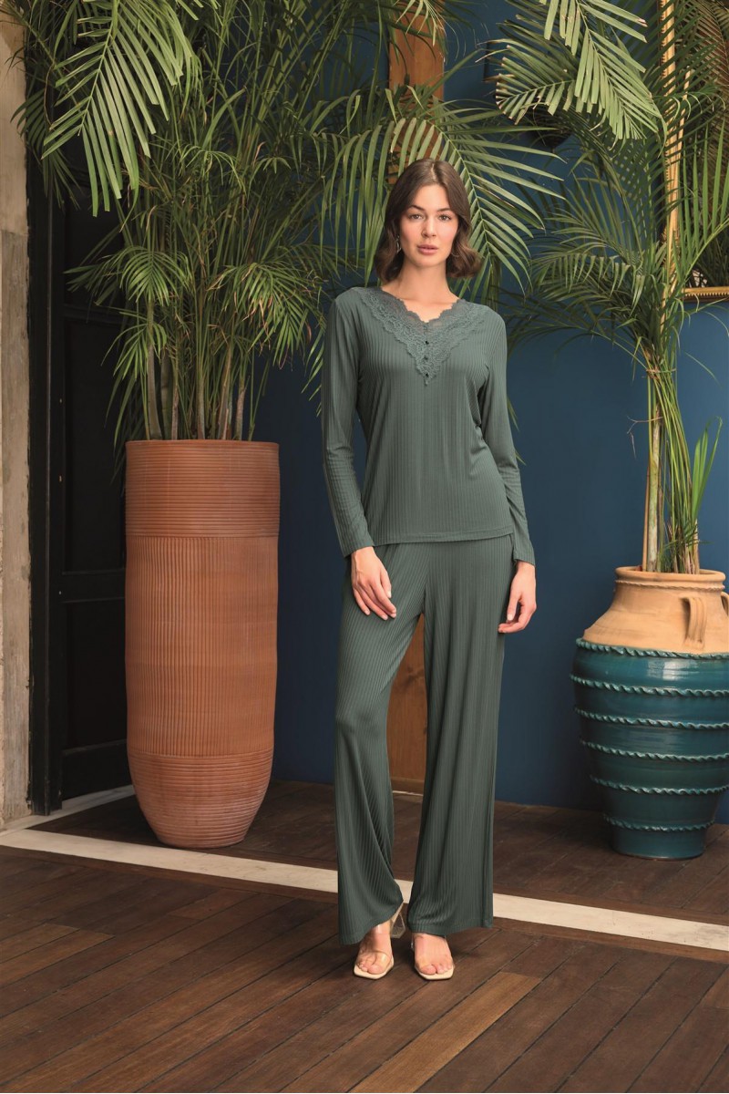 Arias Closet Uzun Kollu Önü Düğmeli V Yaka Pijama Takımı Arias Closet Uzun Kollu Önü Düğmeli V Yaka Pijama Takımı