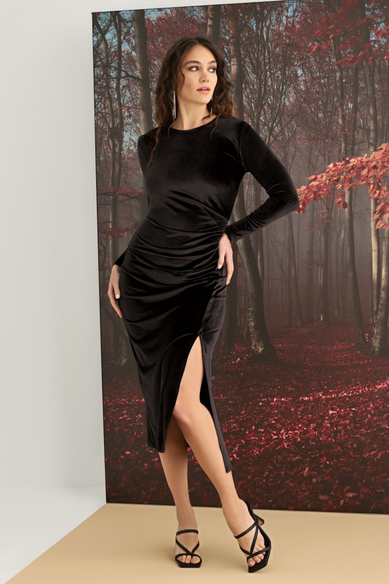Arias Closet Uzun Kollu Yırtmaç Detaylı Kadife Elbise Arias Closet Uzun Kollu Yırtmaç Detaylı Kadife Elbise