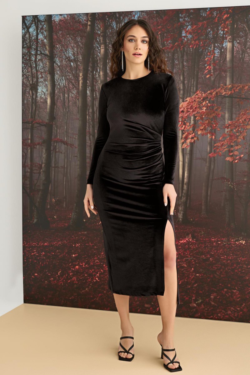Arias Closet Uzun Kollu Yırtmaç Detaylı Kadife Elbise Arias Closet Uzun Kollu Yırtmaç Detaylı Kadife Elbise