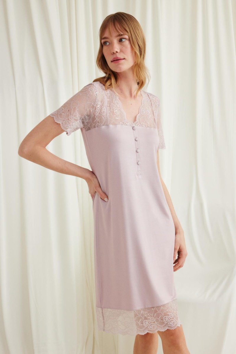 Arias Closet Yakası Kolu Omzu ve Etek Ağzı Dantelli Önü Düğmeli Gecelik Arias Closet Yakası Kolu Omzu ve Etek Ağzı Dantelli Önü Düğmeli Gecelik