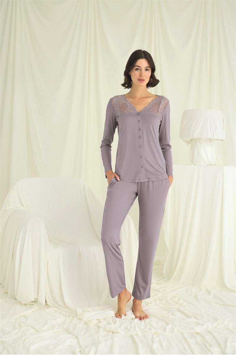 Arias Closet Yakası Kolu ve Omzu Dantelli Boydan Düğmeli Pijama Takımı Arias Closet Yakası Kolu ve Omzu Dantelli Boydan Düğmeli Pijama Takımı