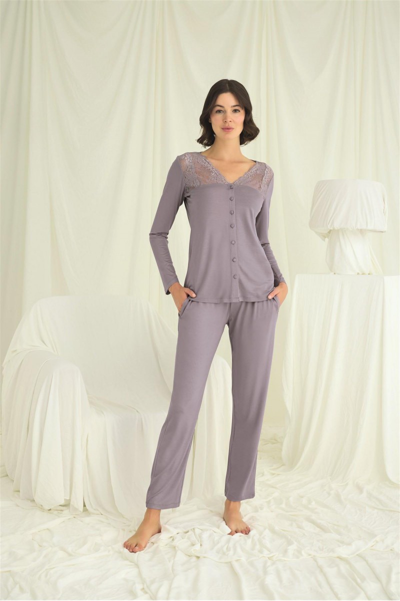 Arias Closet Yakası Kolu ve Omzu Dantelli Boydan Düğmeli Pijama Takımı Arias Closet Yakası Kolu ve Omzu Dantelli Boydan Düğmeli Pijama Takımı