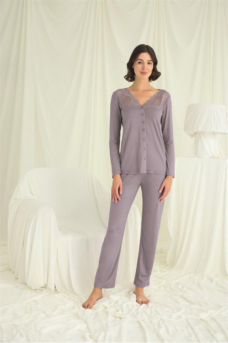 Arias Closet Yakası Kolu ve Omzu Dantelli Boydan Düğmeli Pijama Takımı Arias Closet Yakası Kolu ve Omzu Dantelli Boydan Düğmeli Pijama Takımı