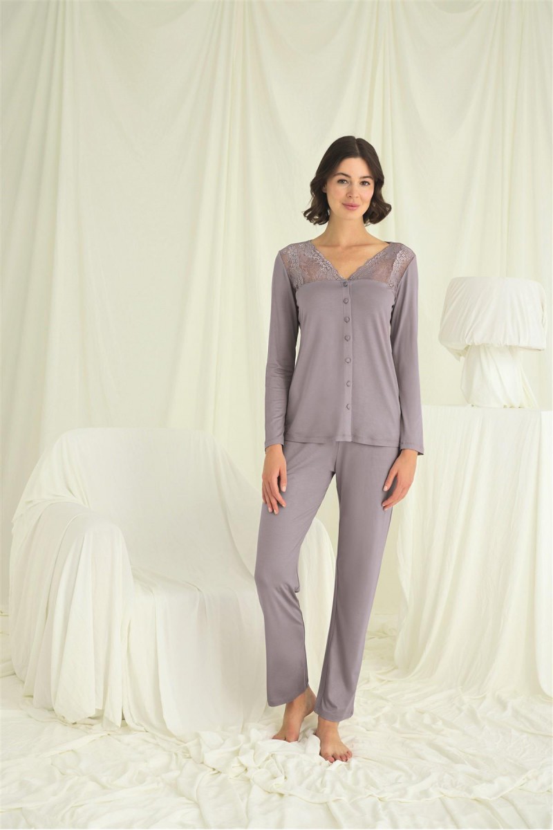 Arias Closet Yakası Kolu ve Omzu Dantelli Boydan Düğmeli Pijama Takımı Arias Closet Yakası Kolu ve Omzu Dantelli Boydan Düğmeli Pijama Takımı