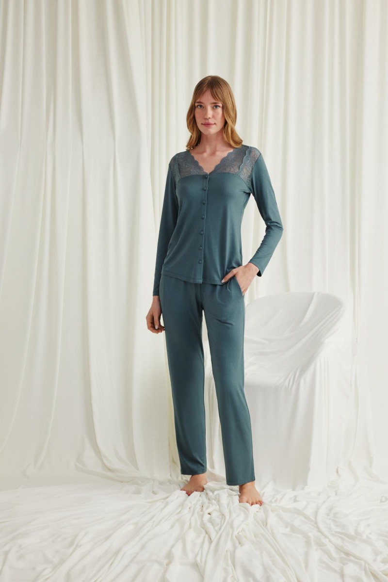 Arias Closet Yakası Omzu ve Paçası Dantelli Boydan Düğmeli Pijama Takımı Arias Closet Yakası Omzu ve Paçası Dantelli Boydan Düğmeli Pijama Takımı