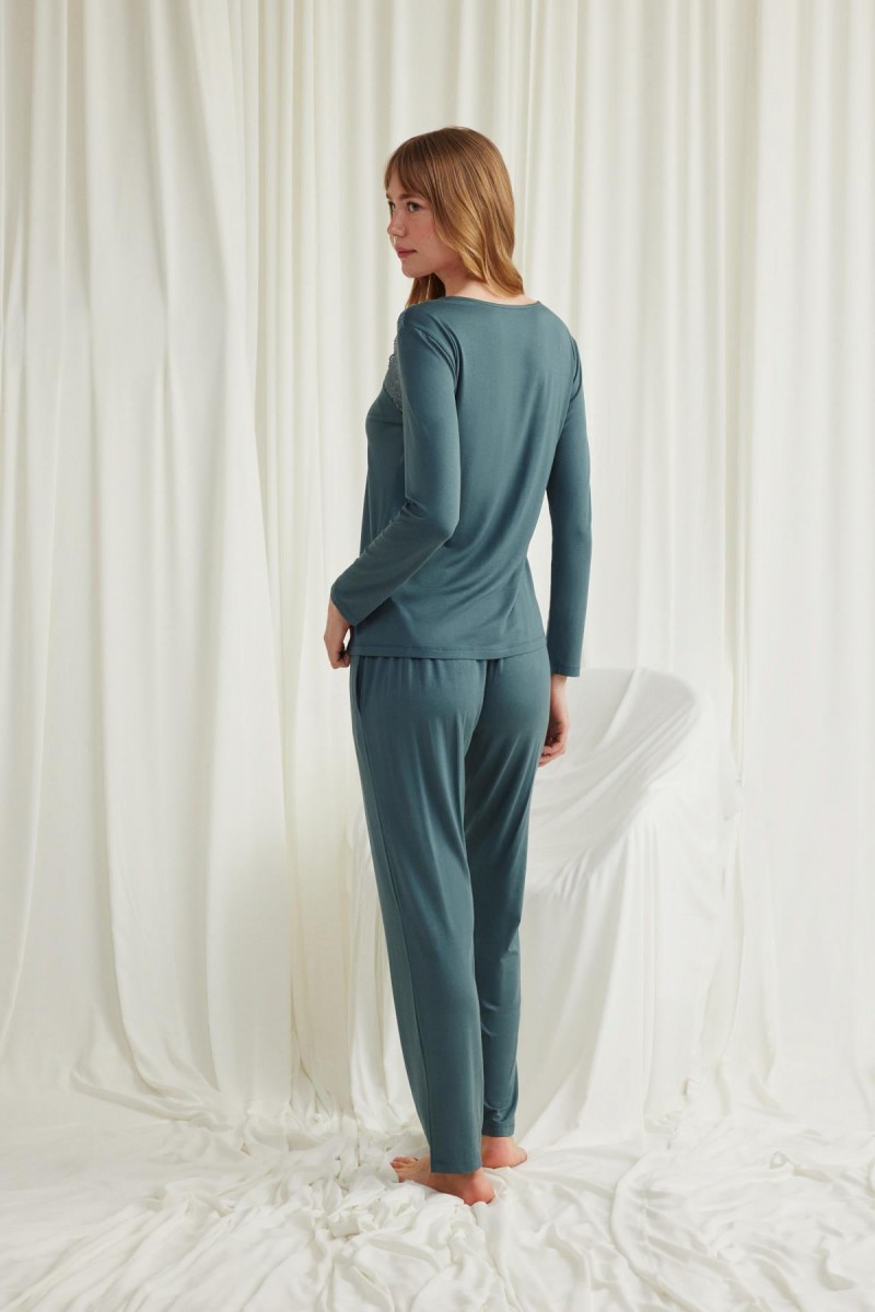 Arias Closet Yakası Omzu ve Paçası Dantelli Boydan Düğmeli Pijama Takımı Arias Closet Yakası Omzu ve Paçası Dantelli Boydan Düğmeli Pijama Takımı