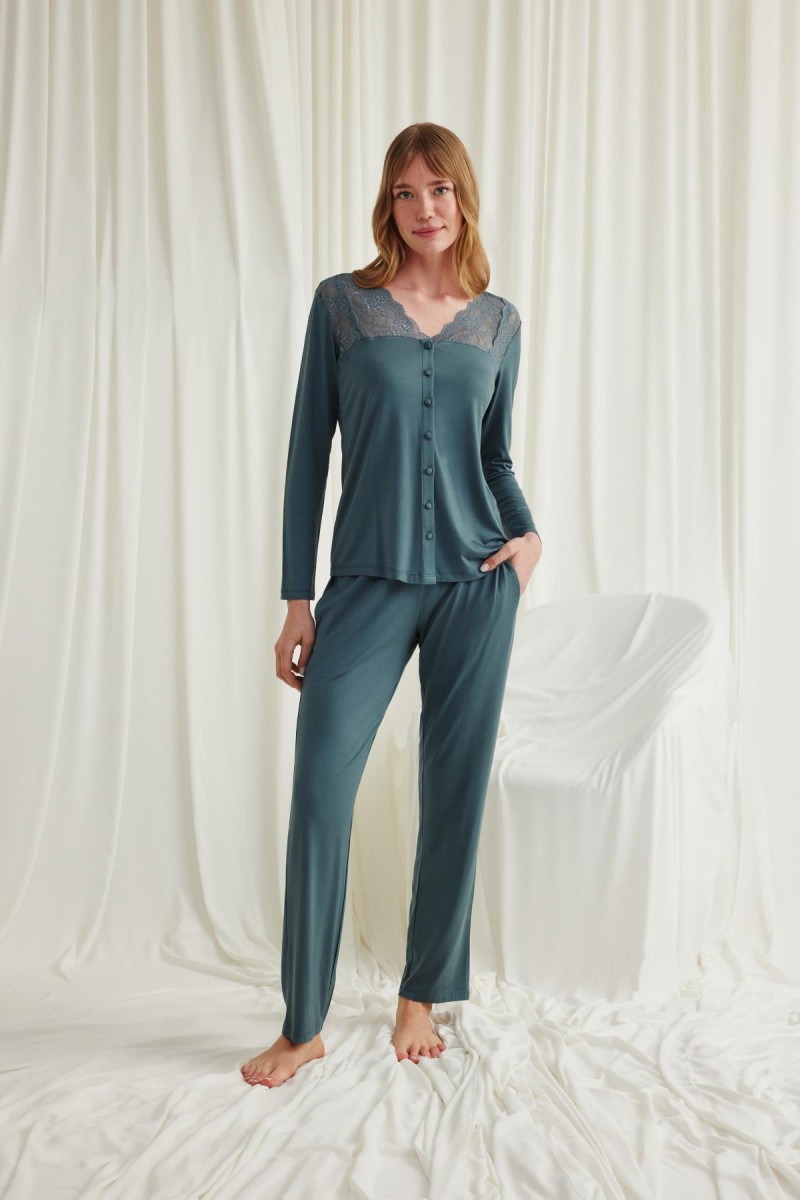 Arias Closet Yakası Omzu ve Paçası Dantelli Boydan Düğmeli Pijama Takımı Arias Closet Yakası Omzu ve Paçası Dantelli Boydan Düğmeli Pijama Takımı