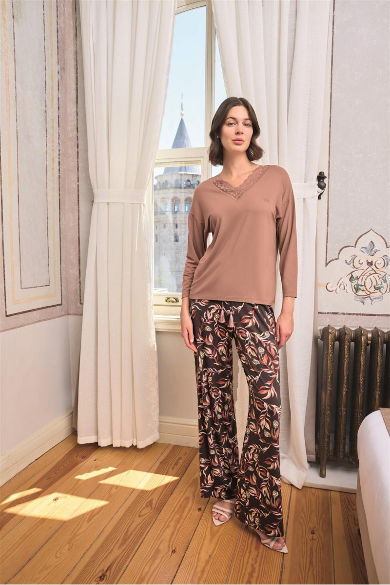 Arias Closet Yaprak Desenli Dantelli V Yaka Büyük Beden Pijama Takımı Arias Closet Yaprak Desenli Dantelli V Yaka Büyük Beden Pijama Takımı