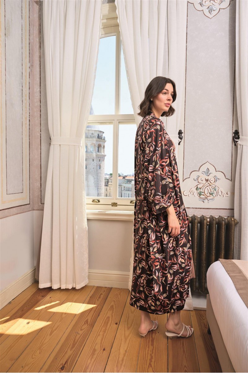 Arias Closet Yaprak Desenli Yırtmaçlı Dantelli ve Dekolteli Büyük Beden Sabahlık Takımı Arias Closet Yaprak Desenli Yırtmaçlı Dantelli ve Dekolteli Büyük Beden Sabahlık Takımı