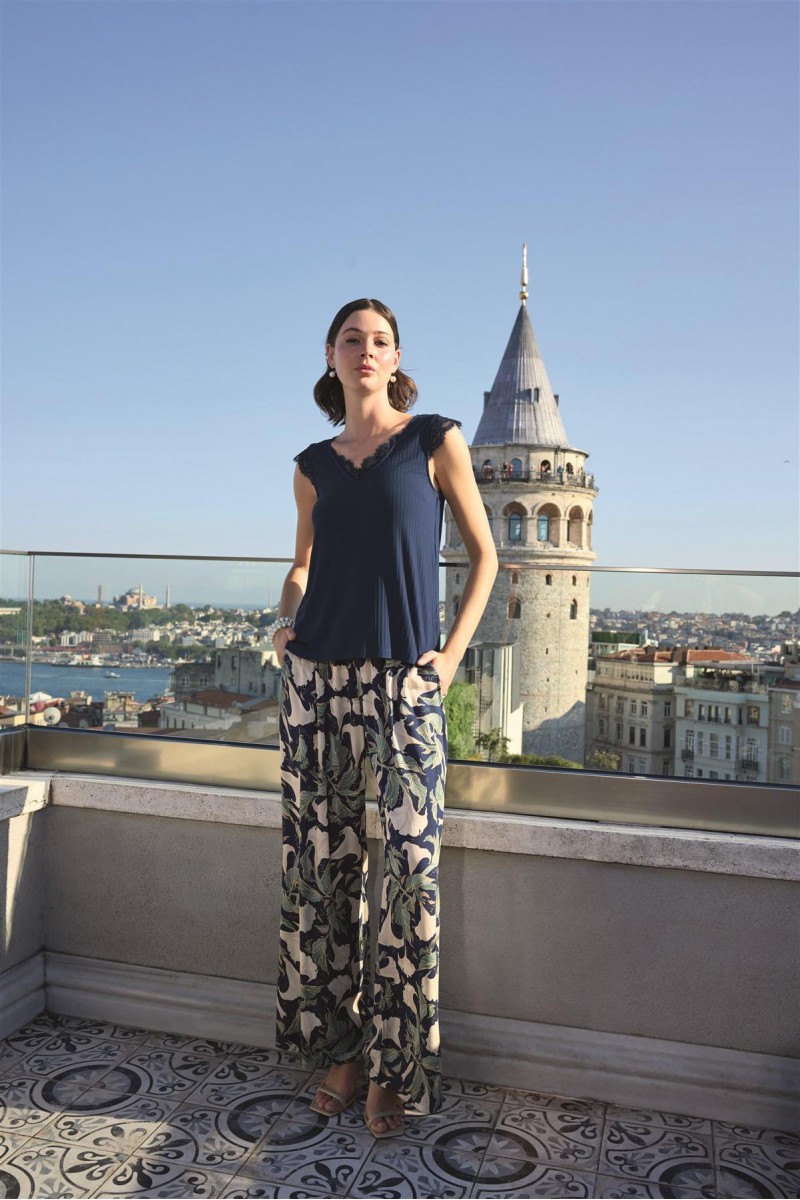 Arias Closet Yaprak Desenli ve Dantelli 3lü Pijama Takımı Arias Closet Yaprak Desenli ve Dantelli 3lü Pijama Takımı