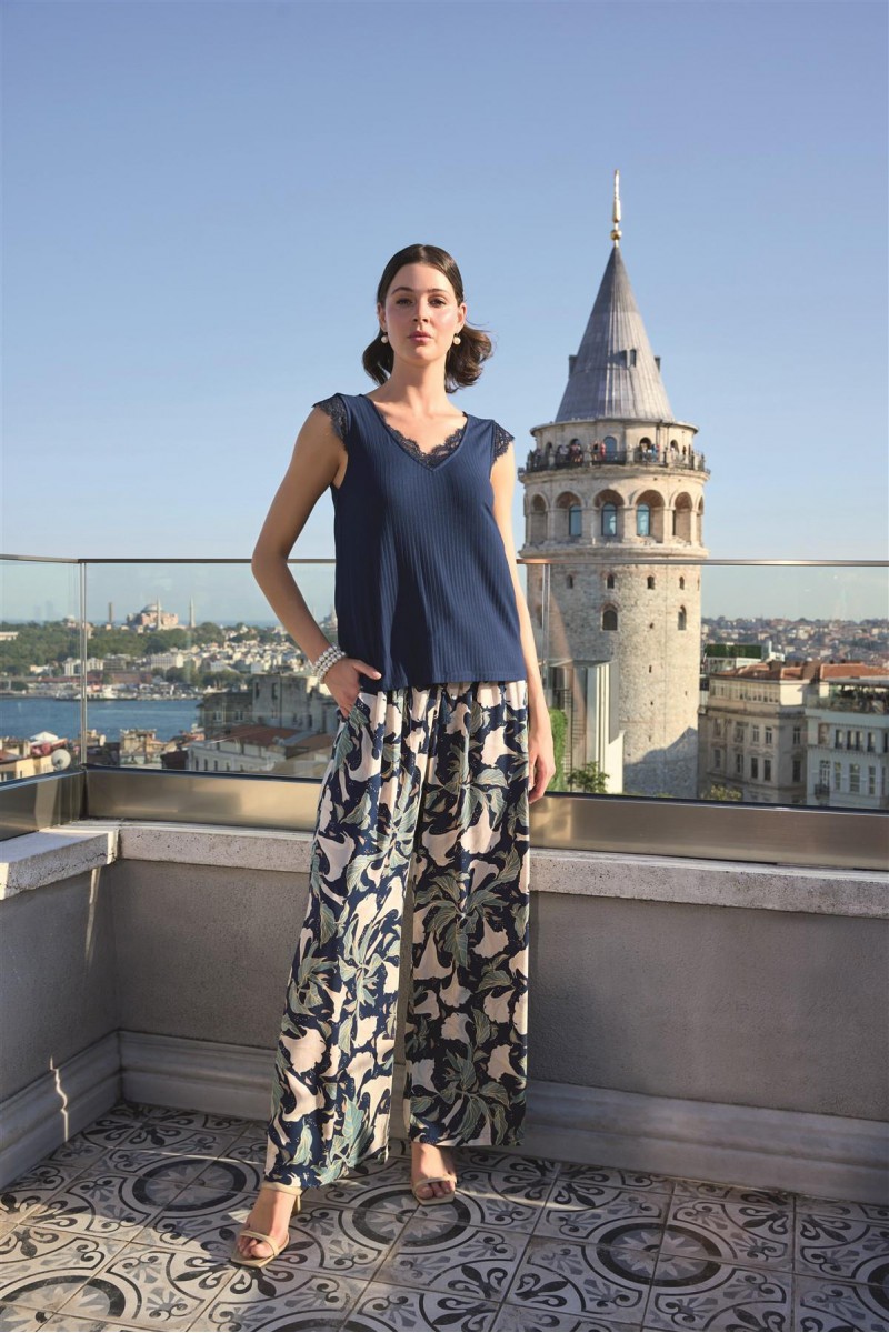 Arias Closet Yaprak Desenli ve Dantelli 3lü Pijama Takımı Arias Closet Yaprak Desenli ve Dantelli 3lü Pijama Takımı