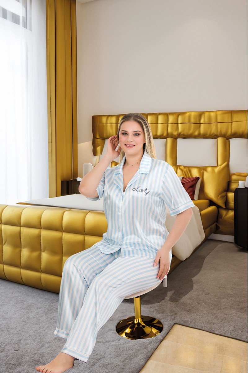 Arias Closet Büyük Beden Şık Tasarım Mavi Çizgili Düğmeli Kısa Kol Lüx Saten Pijama Takımı Arias Closet Büyük Beden Şık Tasarım Mavi Çizgili Düğmeli Kısa Kol Lüx Saten Pijama Takımı