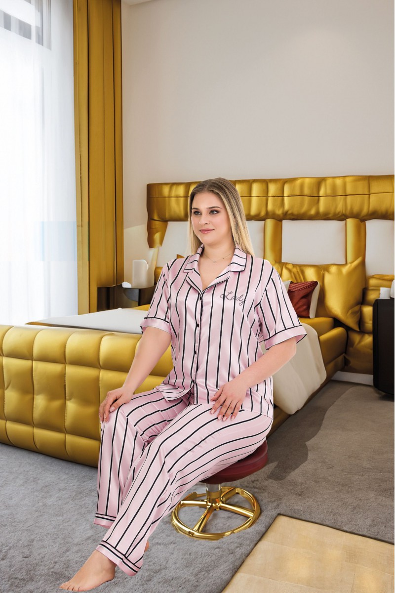 Arias Closet Büyük Beden Şık Tasarım Pembe Siyah Çizgili Düğmeli Kısa Kol Lüx Saten Pijama Takımı Arias Closet Büyük Beden Şık Tasarım Pembe Siyah Çizgili Düğmeli Kısa Kol Lüx Saten Pijama Takımı