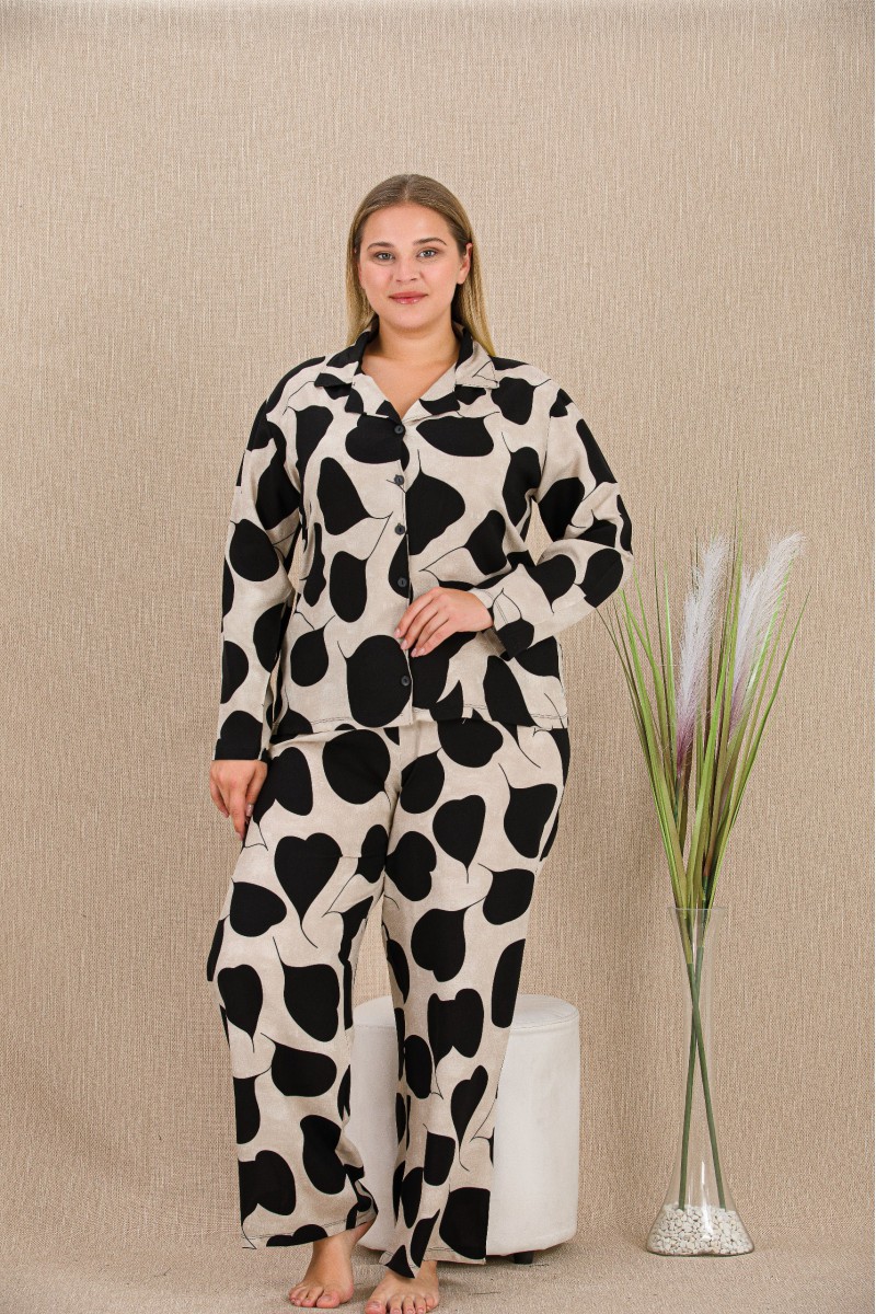 Arias Closet Büyük Beden Siyah Beyaz Kalp Desenli Düğmeli Uzun Kol Viskon Pijama Takımı Arias Closet Büyük Beden Siyah Beyaz Kalp Desenli Düğmeli Uzun Kol Viskon Pijama Takımı