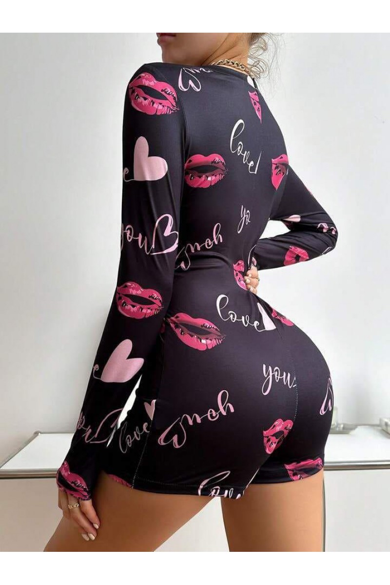 Arias Closet Pamuklu Kırmızı Öpücük ve Kalp Desenli Düğmeli Uzun Kol Tulum Pijama Arias Closet Pamuklu Kırmızı Öpücük ve Kalp Desenli Düğmeli Uzun Kol Tulum Pijama