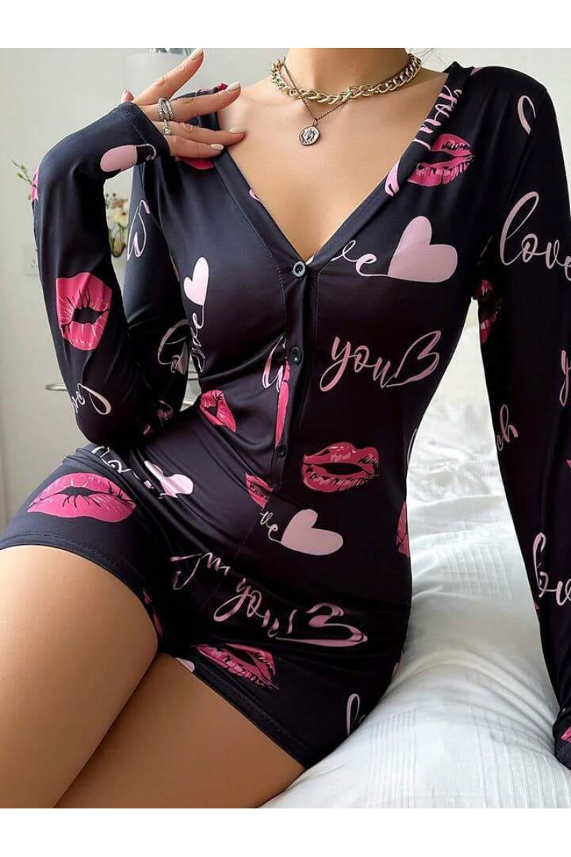 Arias Closet Pamuklu Kırmızı Öpücük ve Kalp Desenli Düğmeli Uzun Kol Tulum Pijama Arias Closet Pamuklu Kırmızı Öpücük ve Kalp Desenli Düğmeli Uzun Kol Tulum Pijama