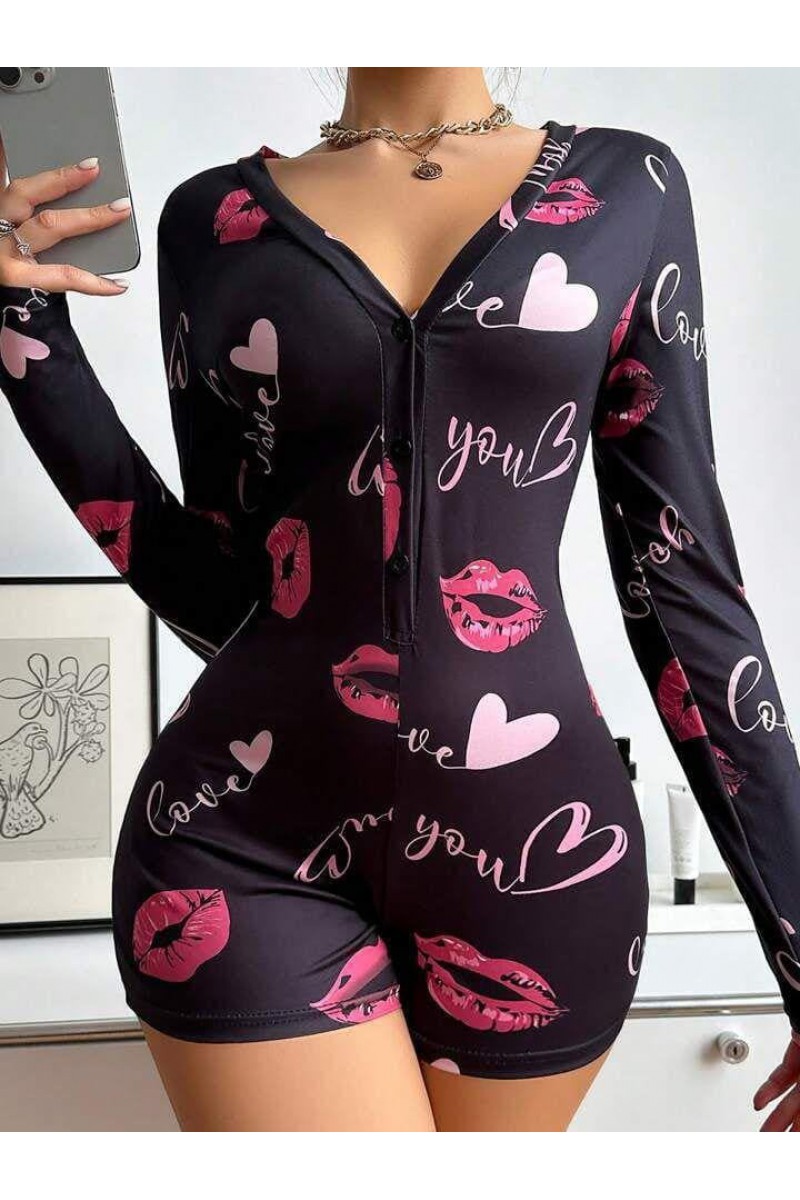 Arias Closet Pamuklu Kırmızı Öpücük ve Kalp Desenli Düğmeli Uzun Kol Tulum Pijama Arias Closet Pamuklu Kırmızı Öpücük ve Kalp Desenli Düğmeli Uzun Kol Tulum Pijama